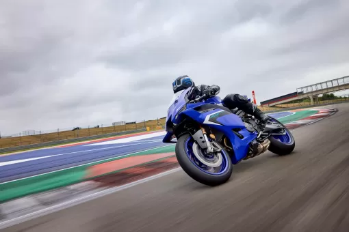 yamaha-oct24-25supersportr9-gallery1.jpg