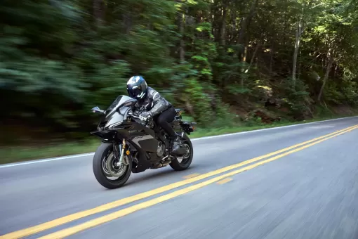 yamaha-oct24-25supersportr9-gallery11.jpg